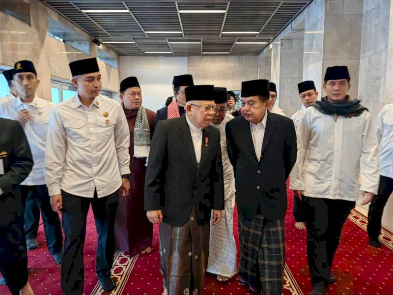 Ketua Umum Dewan Masjid Indonesia (DMI) Jusuf Kalla (JK) bersama sejumlah tokoh usai melaksanakan sholat Idul Adha di Mesjid Istiqlal Jakarta, Senin (17/6/2024). @Jejakfakta/Humas JK