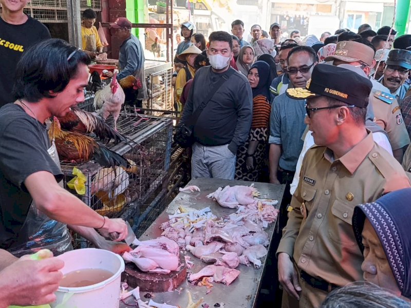 Wali Kota Makassar, Danny' Pomanto bersama Pj Gubernur Sulsel, Zudan Arif Fakrulloh tinjau harga dan ketersediaan pangan di Pasar Tradisionak Kota Makassar, Minggu (16/06/2024). @Jejakfakta/dok. Humas Pemkot Makassar