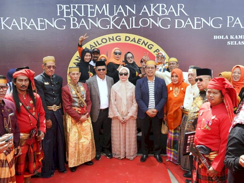 Bupati dan Wakil Bupati Bulukumba hadir di Pertemuan Akbar Wija Karaeng Bangkailong Daeng Parani di Bola Kambarae Tanete, Bulukumba, Selasa (18/6/2024). @jejakfakta/Humas Bulukumba