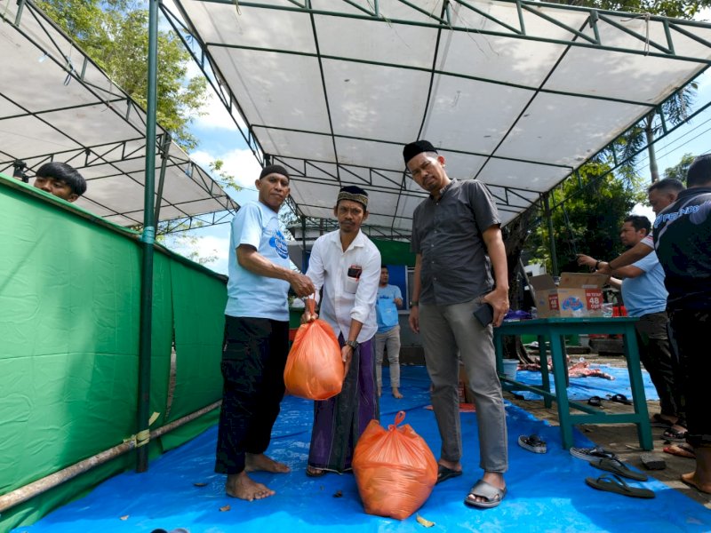 Panitia Pemotongan Hewan Qurban Pelindo Regional 4 lalu melaksanakan pemotongan hewan dan penyaluran daging qurban di Kompleks Perumahan Dinas Pelindo Regional 4 di Jalan Alauddin, Makassar, Senin (17/6/2024). @Jejakfakta/Ist.