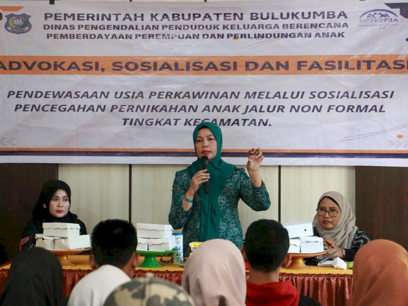 Ketua TP PKK Bulukumba Andi Herfida Muchtar sebagai narasumber kegiatan Advokasi, Sosialisasi dan Fasilitasi Pendewasaan Usia Perkawinan