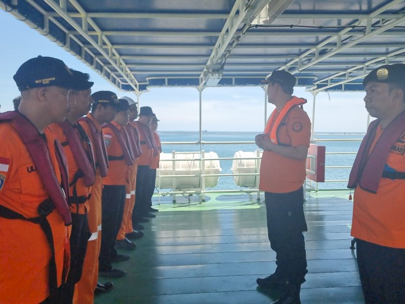  KN Sar Kamajaya 104 dengan Tim Rescue tengah menuju ke lokasi perkiraan kapal berada dengan jarak tempuh ke lokasi speedboat sekitar 74 nautikalmil arah barat dari pelabuhan Soekarno Hatta Makassar. @Jejakfakta/dok. Basarnas Makassar
