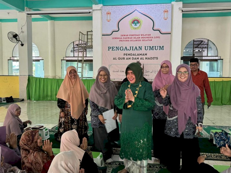 Ketua TP PKK Kota Makassar Indira Yusuf Ismail mengikuti pengajian yang digelar oleh Lembaga Dakwah Islam Indonesia (LDII) Kota Makassar di Mesjid Roudhutol Jannah, Minggu (23/06/2024). @Jejakfakta/dok. Humas Pemkot Makassar