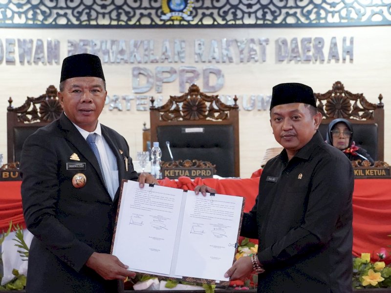 Bupati Bulukumba dan Ketua DPRD Bulukumba melakukan penandatanganan persetujuan bersama penetapan 4 Ranperda menjadi peraturan daerah