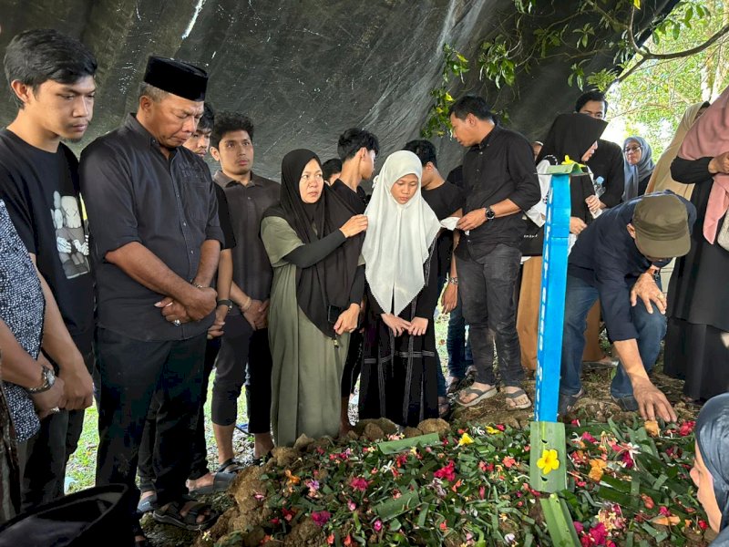 Bupati Andi Utta bersaudara beserta keluarga besarnya di pemakan Ayahnya, di pekuburan Onroteo Bontobulaeng Kecamatan Bulukumpa Kabupaten Bulukumba, Minggu, (30/6/2024).