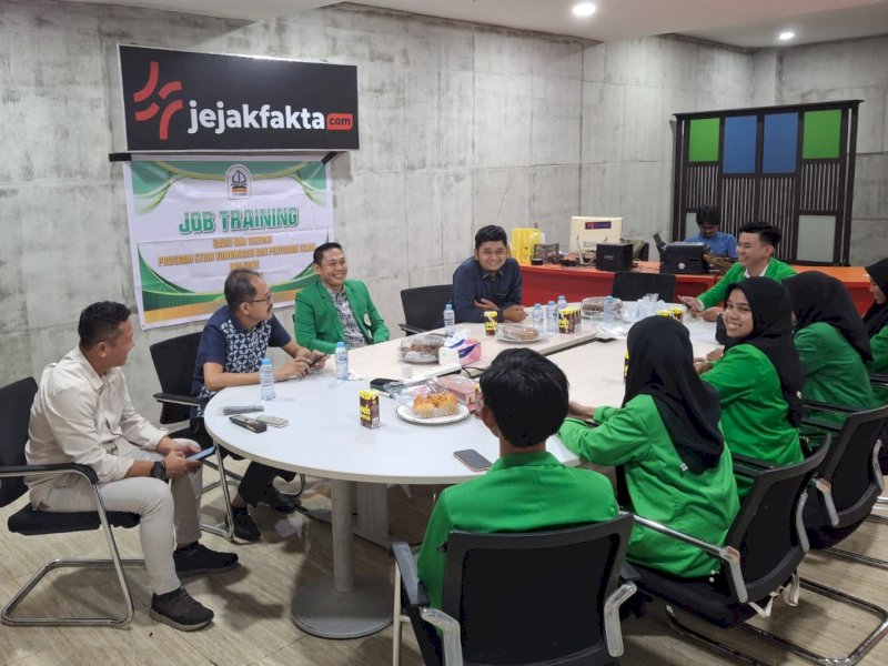 Mahasiswa Program Studi Komunikasi dan Penyiaran Islam (KPI) Fakultas Ushuluddin dan Dakwah IAIN Bone menyelenggarakan Job Training bagi para mahasiswanya, dimulai pada hari Senin, 1 Juli 2024 di kantor Jejakfakta.com, Seni (1/7/2024). @Jejakfakta/dok. Ist.