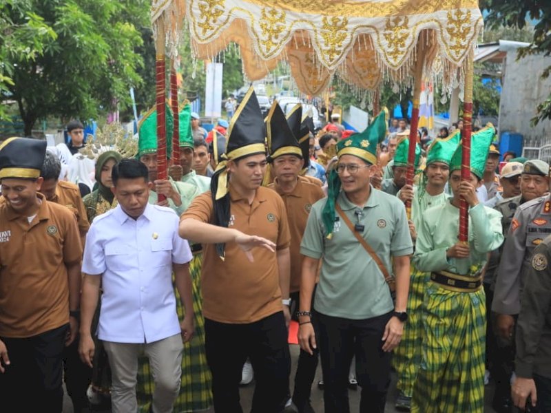 Menteri Pariwisata dan Ekonomi Kreatif (Menparekraf), Sandiaga Salahuddin Uno kunjungi desa wisata Balleanging, Kecamatan Balocci, Kabupaten Pangkep, Minggu (30/6/2024). @Jejakfakta/dok. Humas Pemkab Pangkep