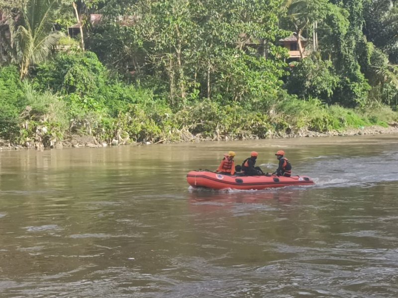 Tim SAR gabungan kini melakukan teknik ombak buatan, guna mencari Ariel Arta (15) korban tenggelam di Sungai Sa'dan, Minggu (30/6/2024). @Jejakfakta/dok. Humas Basarnas