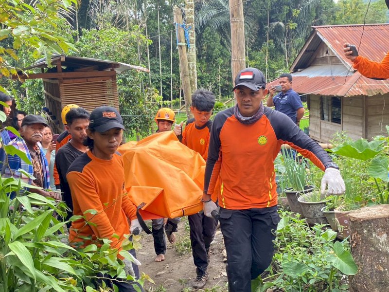Tim SAR gabungan evakuasi jasad remaja bernama Ariel Arta (15 tahun) yang tenggelam di Sungai Sa'dan, Kabupaten Tana Toraja, Sulawesi Selatan, pada Jumat (28/6/2024) akhirnya ditemukan pada Senin pagi (1/7/2024). @Jejakfakta/dok. Basarnas 