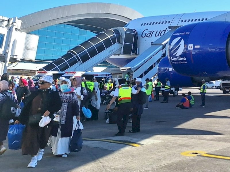  Sebanyak 447 jemaah haji Kloter 6 Debarkasi UPG tiba di Bandar Udara Internasional Sultan Hasanuddin Makassar pada pagi hari ini, Jumat (28/6/2024). @Jejakfakta/dok. Kemenag Sulsel