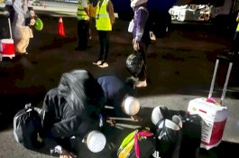 Jemaah Kloter 7 Sujud Syukur Tiba di Makassar dengan Utuh, Buktikan Kemabruran dengan Perubahan Diri