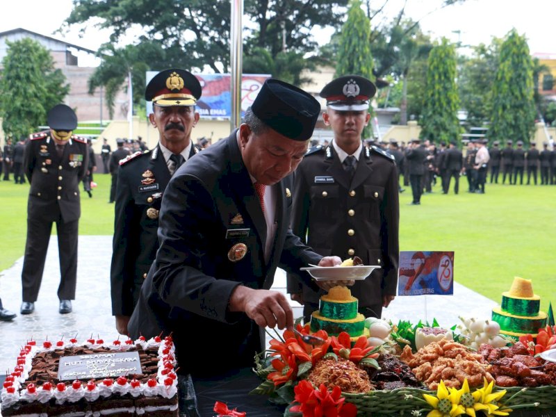 Saat berduka, Bupati Bulukumba Andi Muchtar Ali Yusuf alias Andi Utta menunjukkan dedikasinya yang tinggi dengan tetap hadir dalam peringatan Hari Ulang Tahun (HUT) ke-78 Bhayangkara di Mapolres Bulukumba, Senin (1/7/2024). @Jejakfakta/dok. Humas Pemkab Bulukumba