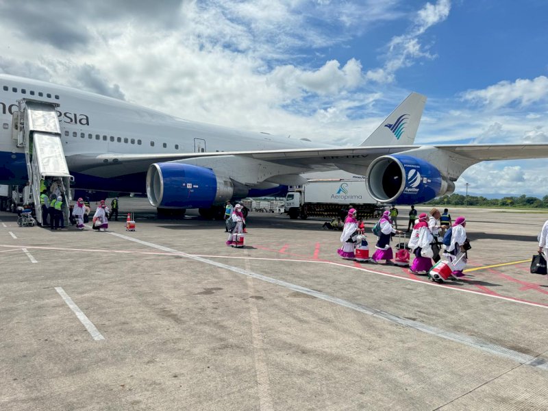 Sebanyak 449 jemaah haji Kloter 12 Embarkasi UPG Gorontalo dan Sulawesi Utara mendarat dengan selamat di Bandara Internasional Sultan Hasanuddin Makassar, Selasa (2/7/2024) pagi. @Jejakfakta/dok. Kemenag