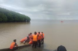 Basarnas Cari ABK KMN Cahaya Madinah Hilang di Muara Sungai Tangka
