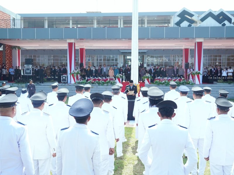 Bupati Bulukumba Andi Muchtar Ali Yusuf mengukuhkan 104 kepala desa dengan perpanjangan masa jabatan 8 tahun. Pengukuhan dan penyerahan Surat Keputusan (SK) Bupati, digelar di lapangan Pemuda Bulukumba, Kamis (4/7/2024). @Jejakfakta/dok. Humas Pemkab Bulukumba