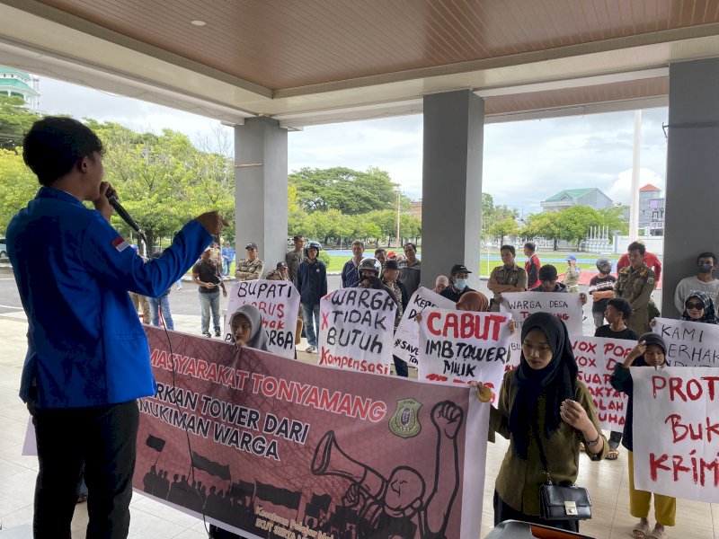 Warga Kelurahan Tonyamang, Kabupaten Pinrang yang tergabung dalam Aliansi Masyarakat Tonyamang bersama Kesatuan Pelajar Mahasiswa Pinrang (KPMP) menggelar aksi demonstrasi desak pemcabutan izin Tower, Rabu (3/7/2024). @Jejakfakta/dok. Ist.