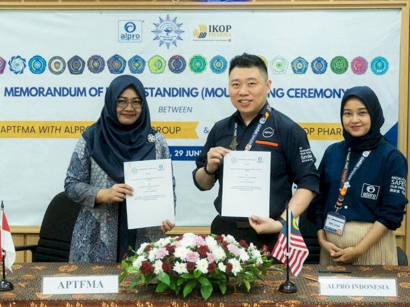 Apt. Erindyah Retno Wikantyasning Ph. D, Ketua APTFMA - Apt. Lee Yin Chen, Chief Executive Officer Apotek Alpro Indonesia - Apt. Rupa Lesty, Chief Category Lead Apotek Alpro (dari kiri ke kan