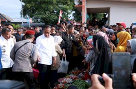 Presiden Jokowi Kunjungi Pasar Cekkeng Bulukumba, Beli Jeruk hingga Bawang Merah