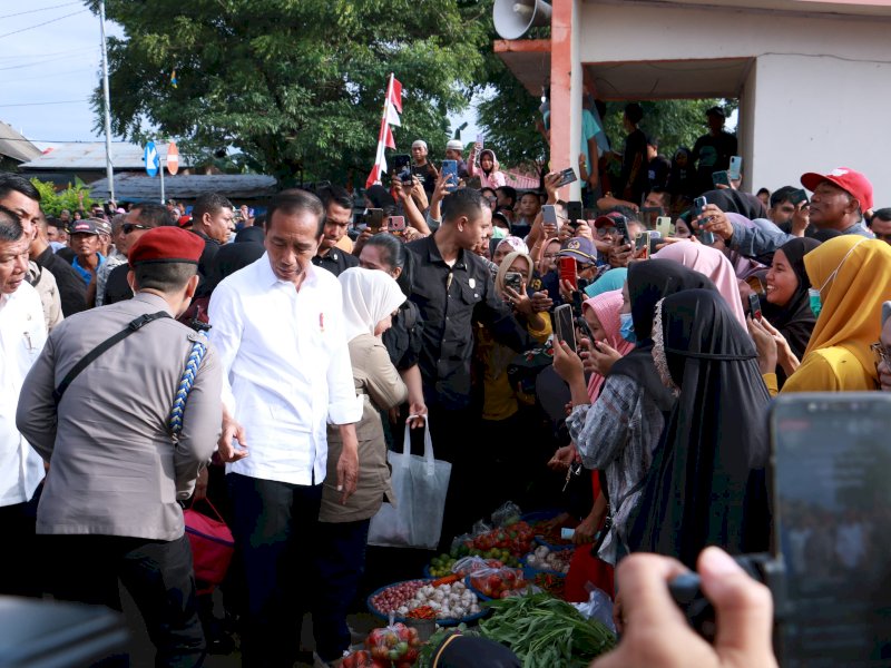 Presiden Joko Widodo (Jokowi) didampingi Ibu Negara Iriana saat berbelanja disalah satu pedagang di Pasar Cekkeng, Kabupaten Bulukumba, Sulawesi Selatan, Jumat (5/7/2024). (Foto: Humas Pemkab Bulukumba)