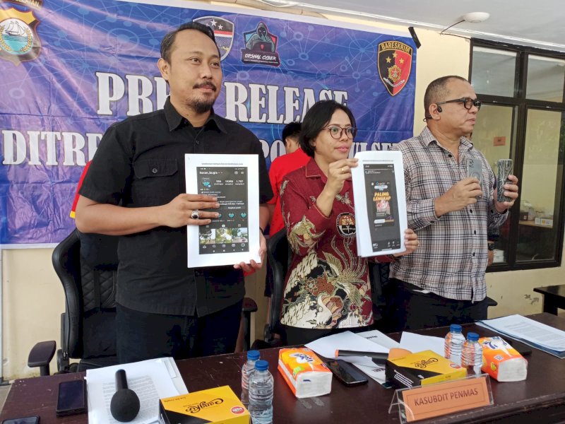 Ditreskrimsus Polda Sulsel ekspose penangkapan tiga pelaku lantaran terlibat praktek dalam judi online di Mapolda Sulsel,  Jumat (5/7/2024). @Jejakfakta/Samsir