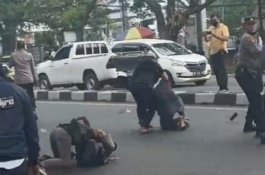 Domo Tapera di Makassar Ricuh, 8 Mahasiswa Ditangkap dan 1 Polisi Dilarikan ke RS