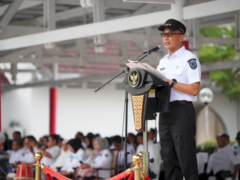 Penjabat Gubernur Sulawesi Selatan, Zudan Arif Fakrulloh, memimpin langsung upacara MPLS, yang dipusatkan di Lapangan Upacara Rumah Jabatan Gubernur, Rabu (10/7/2024). @Jejakfakta/dok. Humas Pemprov Sulsel