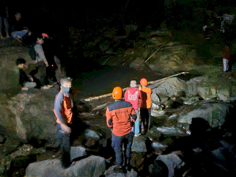 Tim KNP Makassar bersama BPBD Maros melakukan pencarian dua remaja putri di Air Terjun Jami, Kabupaten Maros, Sulawesi Selatan yang dikabarkan tenggelam pada Jumat (12/7/2024). @Jejakfakta/dok. KNP Makassar 