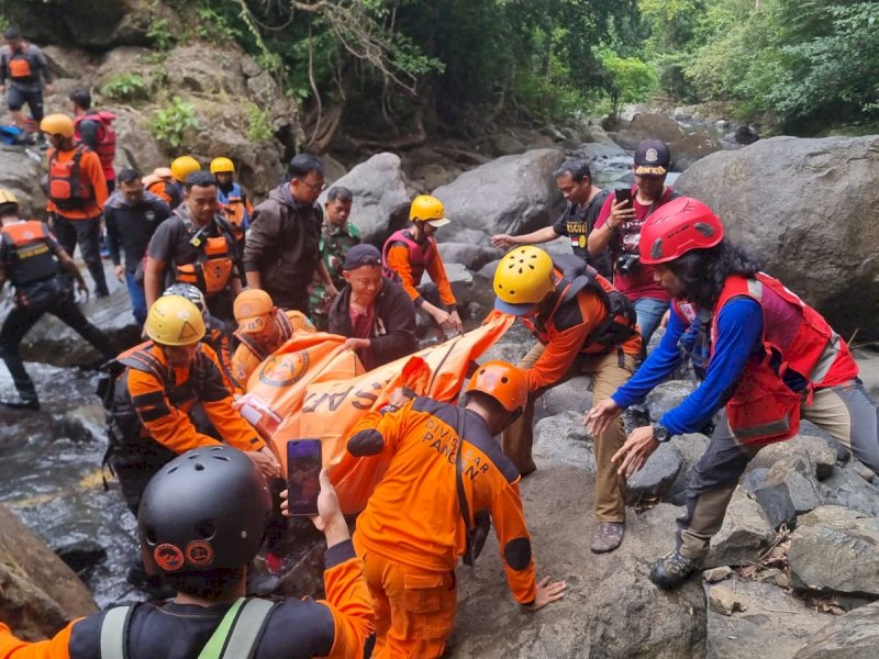 Tim Sar Gabungan melakukan evakuasi dua remaja putri asal Maros, Salsabila (17 tahun) dan Wulan (17 tahun), yang ditemukan meninggal dunia di Air Terjun Jami, Kecamatan Tompobulu, Kabupaten Maros, Sabtu (13/7/2024). @Jejakfakta/dok. Basarnas Makassar