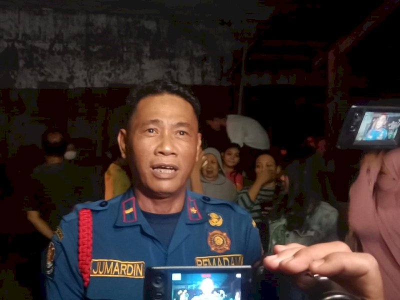  Jumardin, Tim Damkar Makassar, saat diwawancai wartawan Jumat malam (12/7/2024). @Jejakfakta/Samsir