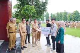 Bupati Andi Utta Lepas 20 Mahasiswa Dhuafa Program Beasiswa KIP tahun 2024