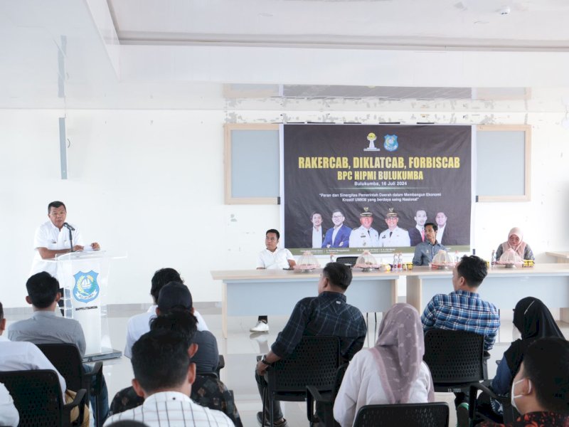 Bupati Bulukumba Andi Muchtar Ali Yusuf memberikan sambutan pada kegiatan Rakercab, Diklatcab, Forbiscab BPC HIPMI Bulukumba di lantai 4 Gedung Pinisi Bulukumba, Selasa (16/7/2024). @Jejakfakta/dok. Humas Pemkab Bulukumba