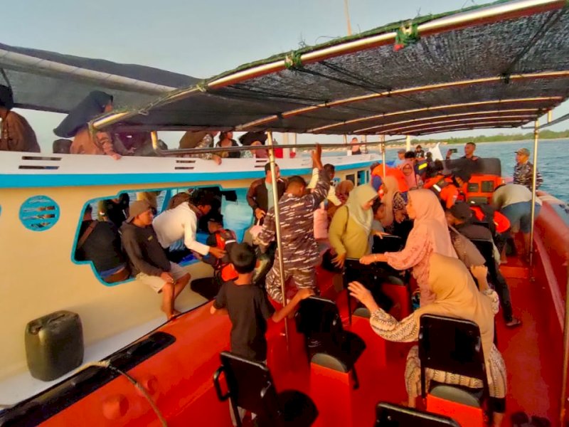 Proses evakuasi dilakukan oleh RIB Pos SAR Selayar yang dibantu oleh potensi SAR di Selayar, Selasa sore (16/7/2024). @Jejakfakta/Basarnas