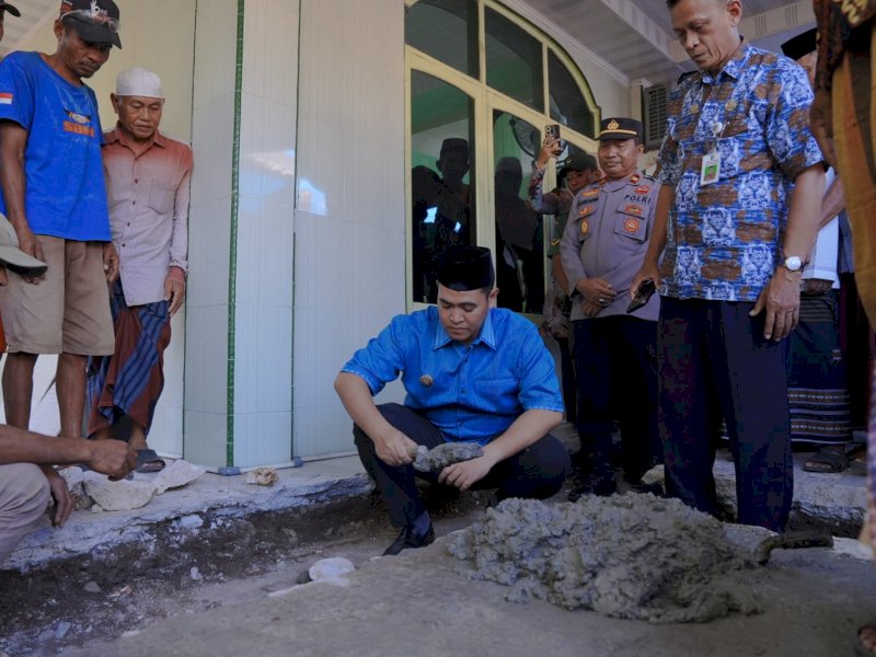 Bupati Pangkep, Muhammad Yusran Lalogau (MYL) melakukan peletakan batu pertama pembangunan ulang Masjid Nurul Mubarak Dusun Lempangeng Desa Boddie Kecamatan Mandalle, Kamis (18/7/2024). @Jejakfakta/dok. Humas Pemkab Pangkep