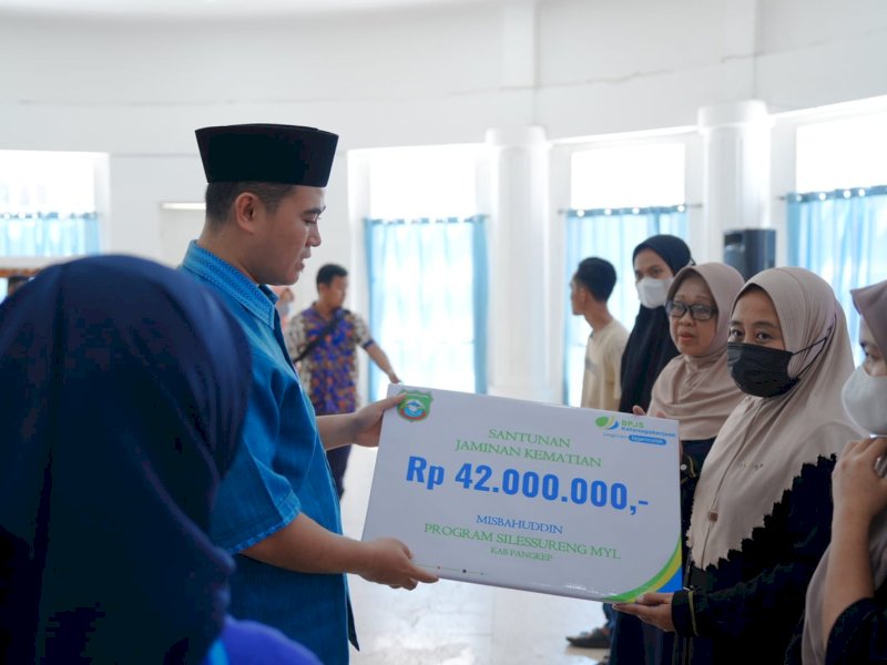 Bupati Pangkep, Muhammad Yusran Lalogau (MYL) menyerahkan bantuan santunan jaminan kematian kepada warga, di Gedung Bundar Rujab Bupati Pangkep, Kamis (18/7/2024). @Jejakfakta/dok. Humas Pemkab Pangkep