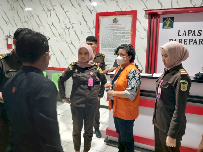  Oknum pengelola PT Pegadaian Perumnas Cabang Parepare, Yuni Mathius, resmi ditetapkan sebagai tersangka atas dugaan korupsi dalam pelaksanaan kegiatan operasional produk pegadaian. @Jejakfakta/dok. Kejari Parepare