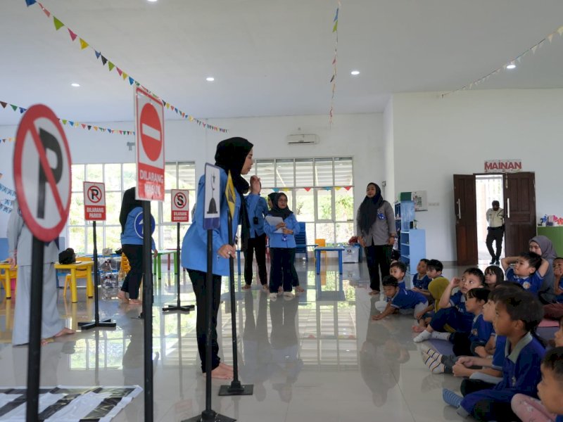 Petugas Dinas Perhubungan Makassar melakukan edukasi berlalu lintas di kalangan pelajar di berbagai sekolah. @Jejakfakta/dok. Dishub Makassar