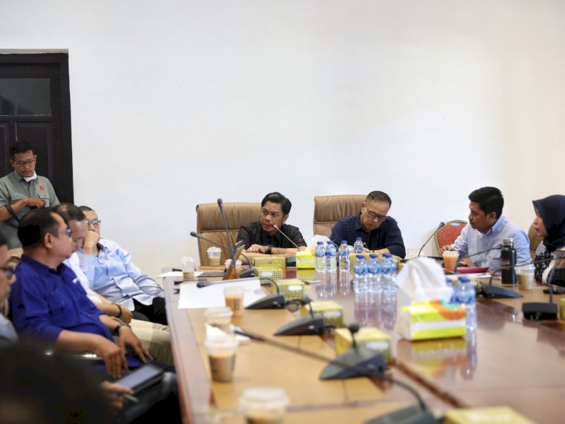 Pj Sekda Makassar, Firman Hamid Pagarra pada kegiatan Focus Grup Discusion (FGD) terkait kebijakan pengelolaan investasi bersama Dewan Investasi dan OPD terkait, Jumat (19/07/2024). @Jejakfakta/dok. Humas Pemkot Makassar