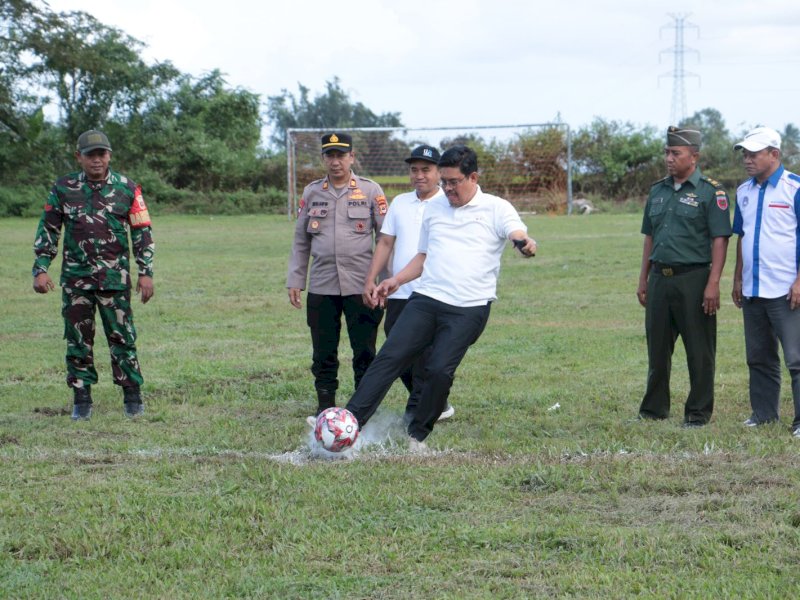 Wakil Bupati Bulukumba Andi Edy Manaf melakukan tendangan pertama sebagai tanda turnamen sepak bola Bupati Cup 3 Zona Kecamatan Rilau Ale di Desa Bonto Bangun, dimulai, Kamis (18/7/2024). @Jejakfakta/dok. Humas Pemkab Bulukumba