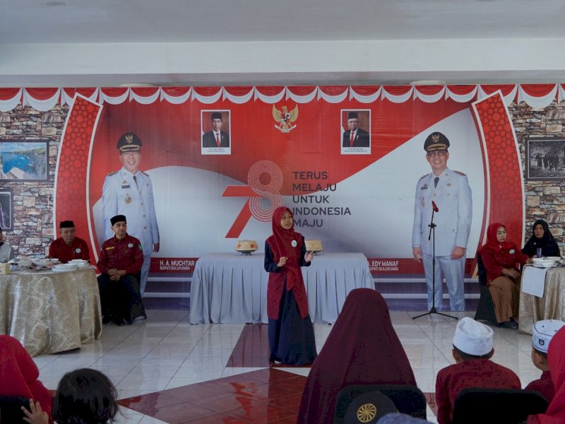 Ketua Tim Penggerak PKK Bulukumba Andi Herfida Muchtar menyaksikan ceramah agama yang akan  mengikuti lomba Festival Anak Sholeh Indonesia (FASI) Tingkat Provinsi Sulawesi Selatan, di Pendopo Rujab Bupati Bulukumba, Selasa (16/7/2024). @Jejakfakta/dok. Humas Pemkab Bulukumba