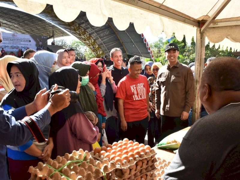 Bupati Pangkep Muhammad Yusran Lalogau menghadiri pembukaan pasar pangan murah yang digelar oleh Kejaksaan Negeri Pangkep, di tribun alun-alun Citra Mas Pangkep, Jumat (19/7/2024). @Jejakfakta/dok. Humas Pemkab Pangkep