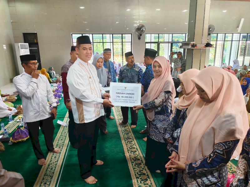 Bupati Pangkep, Muhammad Yusran Lalogau (MYL) menyerahkan bantuan dana hibah untuk Badan Kontak Majelis Taklim (BKMT) kepada peraih juara 1 MTQ dan STQ tingkat Provinisi Sulsel,di Masjid Besar Ar-Ridhwan kecamatan Bungoro, Ahad (21/7/2024). @Jejakfakta/dok. Humas Pemkab Pangkep