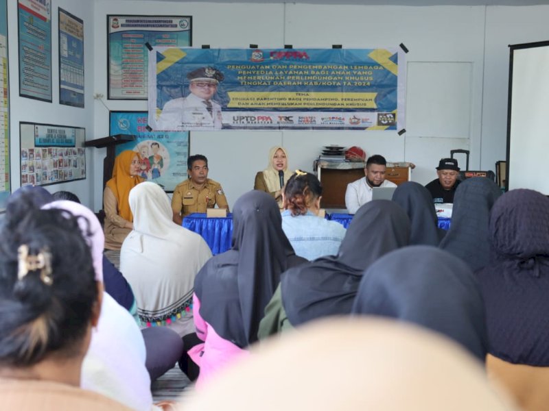Kepala DP3A Kota Makassar, Achi Soleman memberikan edukasi terkait layanan pemenuhan hak anak dan perlindungan anak. @Jejakfakta/dok. Humas Pemkot Makassar