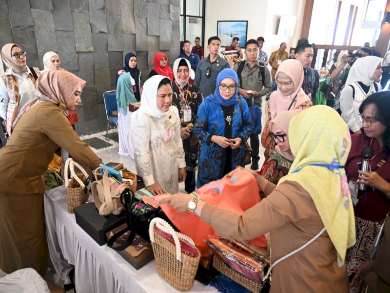 Ibu Negara Iriana Jokowi dan Ibu Wakil Presiden Wury Ma'ruf Amin melihat produk hasil karya dari UMKM binaan Dinas Koperasi Kota Makassar di acara peringatan ke-77 Hari Bakti TNI AU di Makassar, Senin (22/7/2024). @Jejakfakta/dok. Humas Pemkot Makassar