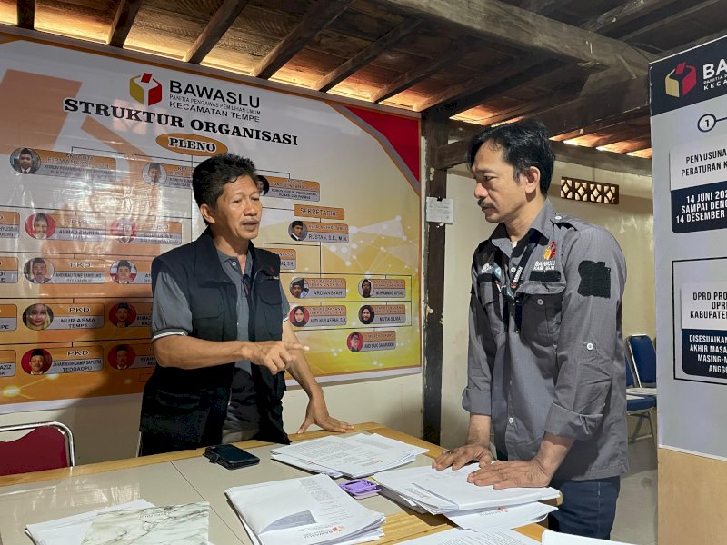 Anggota Bawaslu Sulawesi Selatan, Saiful Jihad, saat berkunjung ke Bawaslu Tempe, Kabupaten Wajo. @Jejakfakta/dok. Humas Bawaslu 