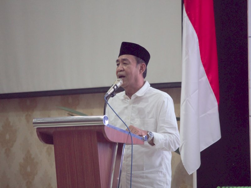 Ketua Komisi VIII DPR RI, Ashabul Kahfi, saat menerima kedatangan kelompok terbang (Kloter) 37 Debarkasi Makassar di Aula Arafah Asrama Haji Sudiang, Minggu (21/7/2024). @Jejakfakta/Nurdin Amir