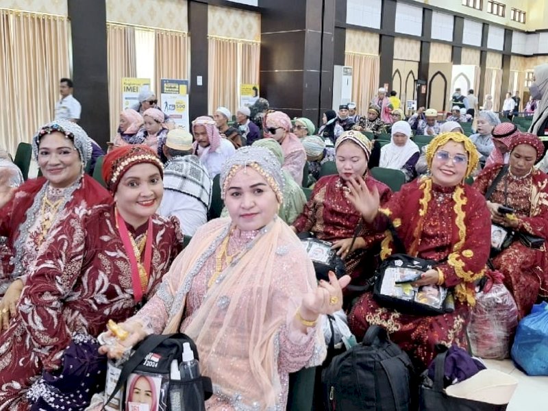 Penampilan jemaah haji asal Jeneponto saat tiba di aula Arafah Asrama Haji Sudiang Makassar, Sabtu (20/7/2024). @Jejakfakta/dok. Kemenag