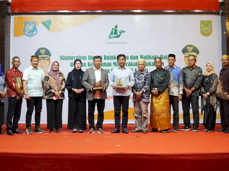 Bupati Bulukumba, Andi Muchtar Ali Yusuf hadir pada silaturrahim bersama ratusan warga Bulukumba yang digelar oleh Kerukunan Masyarakat Bulukumba (KMB) Provinsi Kepulauan Riau yang digelar di Kota Batam, Selasa malam (23/7/2024). @Jejakfakta/dok. Humas Pemkab Bulukumba