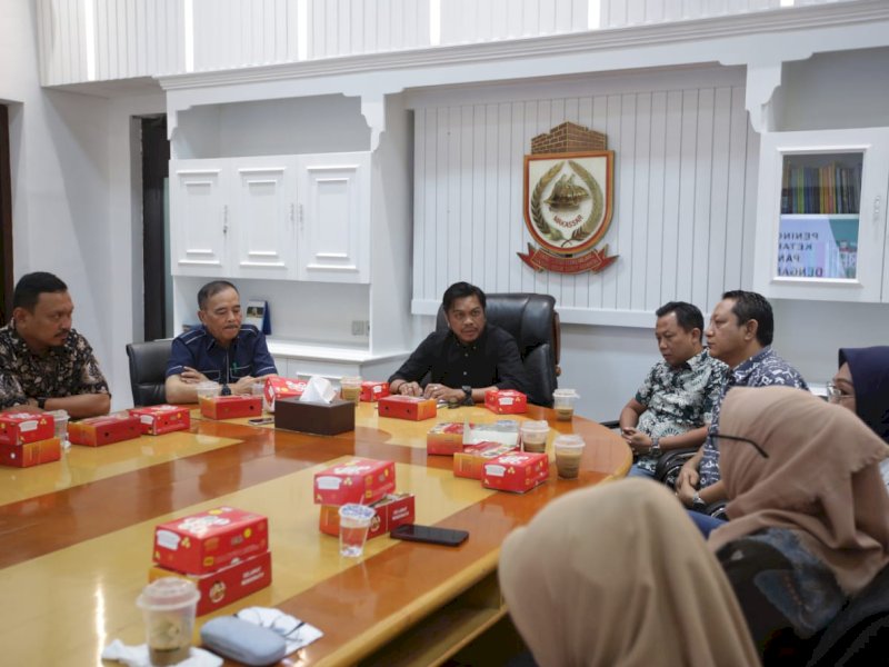 PJ Sekda Makassar, Firman Hamid Pagarra memimpin FGD  pemberdayaan masyarakat demi pemenuhan pangan di Ruang Rapat Sekda, Balaikota Makassar, Jumat (26/07/2024). @Jejakfakta/dok. Humas Pemkot Makassar