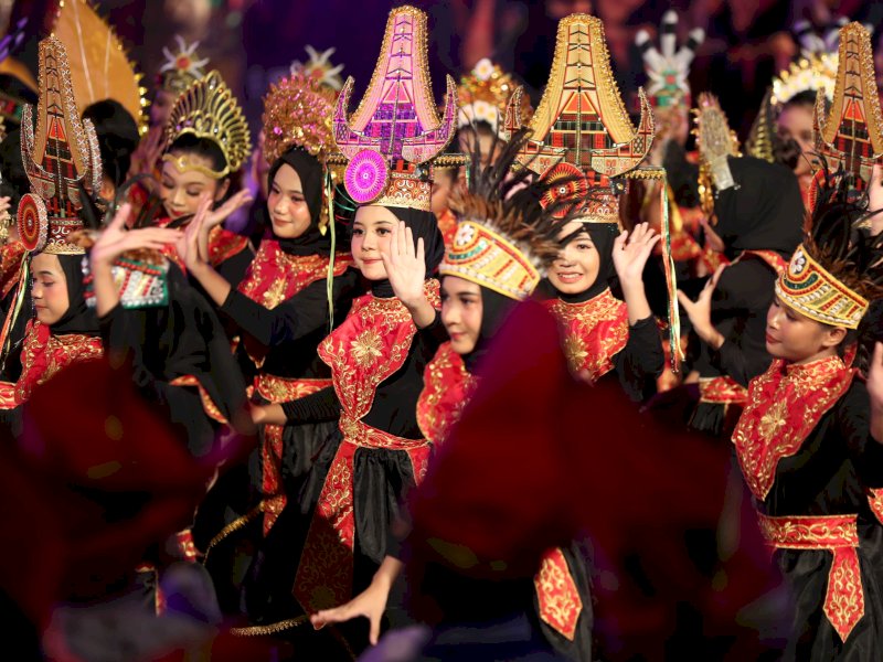 400 siswa siswi SMP se-Kota Makassar menggebrak pembukaan Makassar International Eight Festival & Forum (F8) dalam Tari Harmoni Nusantara di Panggung Utama, Kawasan Tugu MNEK pada Rabu, (24/7/2024) malam. @Jejakfakta/dok. Humas Pemkot Makassar