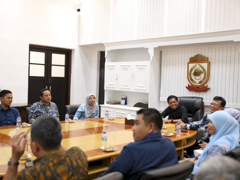  Pj Sekda Makassar, Firman Hamid Pagarra saat menerima kunjungan langsung Direktur Pendayagunaan pesisir dan pulau-pulau kecil Kementerian Kelautan dan Perikanan, Muhammad Yusuf beserta rombongan di Ruang Rapat Sekda, Balaikota, Jumat (26/07/2024). @Jejakfakta/dok. Humas Pemkot Makassar